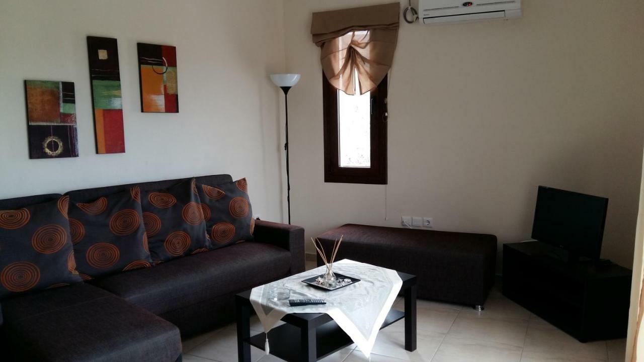 Gougousis Apartments Kaloyiros エクステリア 写真